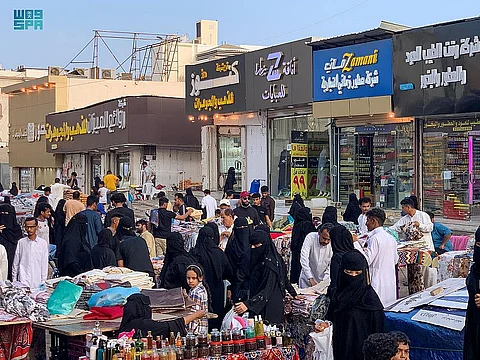 وفرة سلع وكثافة متسوّقين.. "رواج بأسواق جازان قُبيل العيد" والرقابة حاضرة