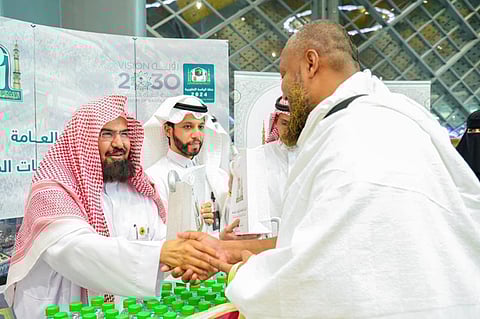 وزع الهدايا بمحطة القطار.."السديس" يحث على توسيع دائرة "حفاوة" خدمة للحجاج