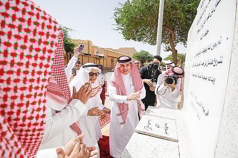 محافظ عنيزة يضع حجر الأساس لمركز "عثمان الخويطر" للكلى بعنيزة