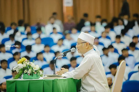 "ثمينة وغالية".. أكبر جامعات جنوب تايلند تهدي مستجدّيها نسخة من مصحف المدينة