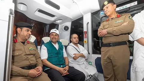 وزير النقل صالح الجاسر داخل حافلة ذاتية القيادة