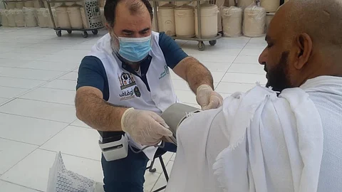 جمعية زمزم الصحية تُقدِّم خدماتها في 14 موقعًا لخدمة حجاج بيت الله الحرام