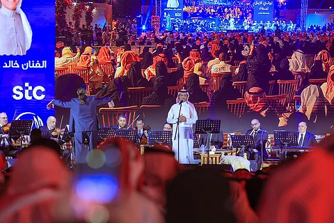 في جلسة طرب الفنان خالد عبدالرحمن.. 10 آلاف مشاهد يشعلون مسرح "جادة الإبل" بتبوك