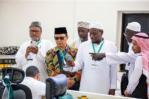 "شرف لم أشعر به من قبل".. شاهد ضيوف الملك للحج في زيارة لمجمع كسوة الكعبة