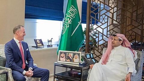 عبدالهادي المنصوري خلال استقباله التنفيذي لطيران الرياض توني دوغلاس