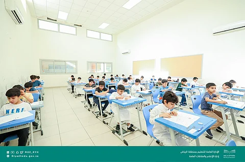 في بيئات تربوية محفزة.. طلاب "تعليم الرياض" يؤدون اختبارات الفصل الثالث