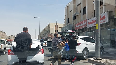 بالسواطير والسكاكين.. عمالة توقف المارة وتعرض تقطيع اللحوم بـ"دريهمية الرياض"