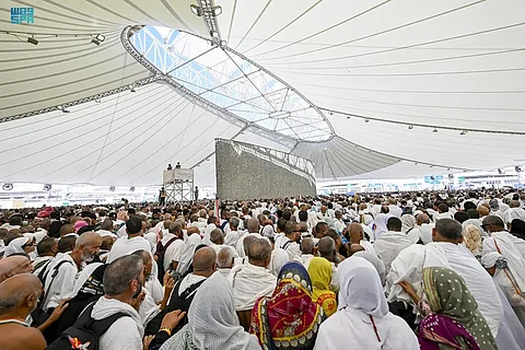 حجاج بيت الله الحرام يرمون الجمرات