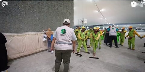 شاهد.. حملات النظافة تتواصل بعد انتهاء الحجاج من رمي جمرة العقبة