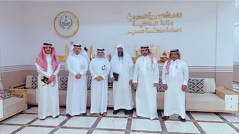 محافظ رجال ألمع يطّلع على برامج وخدمات جمعية "البر" بالحريضة