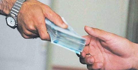 ضبط مقيم بالجرم المشهود خلال تقديم 25 ألفًا رشوة لموظف للتغاضي عن "الوزن"