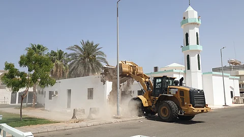 بلدية عزيزية جدة تزيل غرفًا مخالفة شُيِّدت داخل حديقة عامة