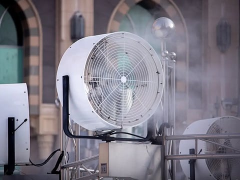 "رئاسة الحرمين" توفر 250 مروحة رذاذ.. لتلطيف الأجواء على ضيوف الرحمن