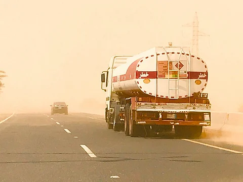 "الغبرة" تقطع الكهرباء وتجلب الحوادث.. "صورة الظاهرة" في توضيحات "المسند"