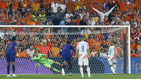 جانب من لقاء منتخب كرواتيا ونظيره الهولندي في نهائي دوري الأمم الأوروبية
