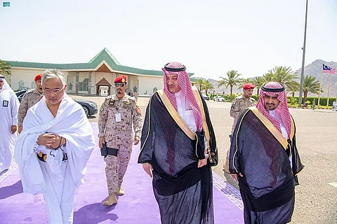 ملك ماليزيا يغادر المدينة المنورة بعد الصلاة في المسجد النبوي