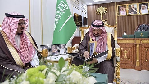 أمير نجران خلال اطلاعه على تصاميم منصة ميدان الأمير جلوي للهجن بشرورة