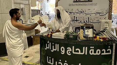 "شؤون الحرمين" توزِّع 10 آلاف مظلة و4 آلاف سجادة وهدايا فاخرة على الحجاج