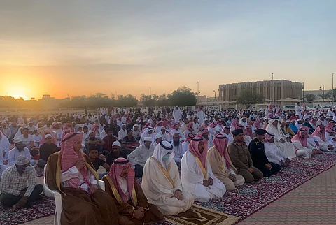 محافظ شقراء يصلي العيد مع الأهالي وينوه بنجاح تنظيم الجوامع والمصليات