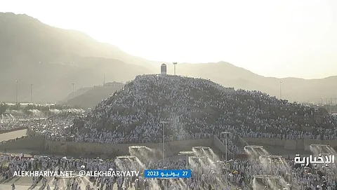 الحجاج يتضرعون بالدعاء فوق جبل الرحمة في مشعر عرفات