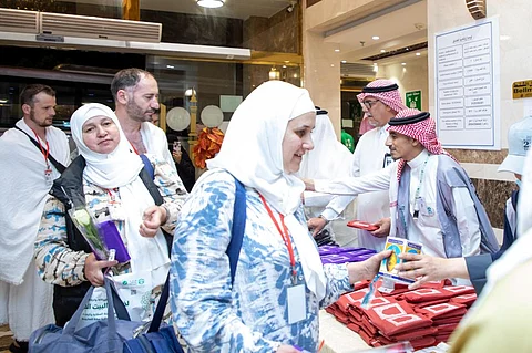 بالقهوة السعودية والعرضة والورود.. "مطوفي الدول العربية" تستقبل حجاج روسيا وأوزباكستان