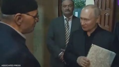 "الأزهر" يوجّه رسالة لـ"بوتين" بعد حمله واحتضانه القرآن الكريم