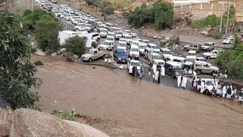 "أهالي وادي الحيا وخشم عنقار وكحلا والفرشة" بتهامة قحطان يناشدون إنشاء كباري لربطها