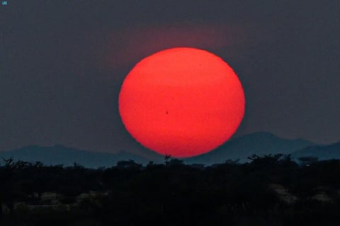 كأنك لم ترها من قبل.. شاهد غروب "الشمس المخضبة بالحمرة" بـ "حرة القفيف"