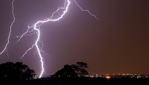 استنفار أمني.. صواعق رعدية تنير سماء جازان.. و"الدفاع المدني": التزموا بالتعليمات