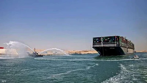 مصر.. الدفع بـ3 قاطرات لسحب ناقلة بترول تعطلت خلال عبور قناة السويس
