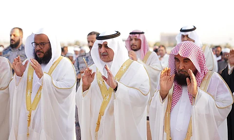 أمير تبوك فهد بن سلطان يؤدي صلاة عيد الأضحى المبارك