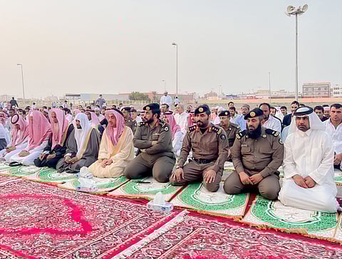 محافظ الليث يؤدّي صلاةَ العيد مع جموع المواطنين