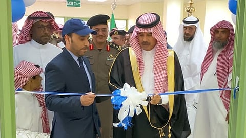 محافظ الزلفي مسفر العتيبي خلال افتتاحه معرض حماية للتوعية بمخاطر المخدرات