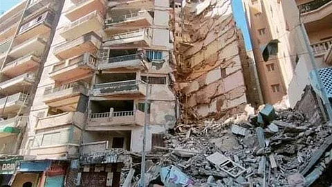مصر .. انهيار مبنى سكني من 13 طابقًا في الإسكندرية وجاري البحث عن عالقين