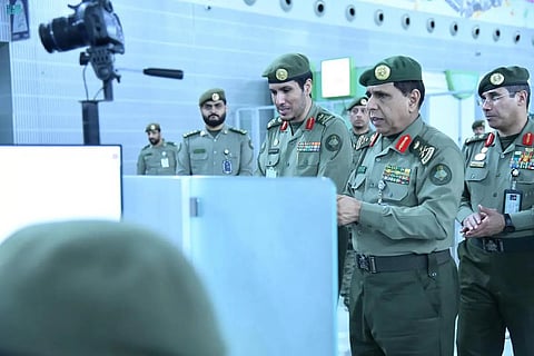 الفريق سليمان اليحيى خلال تفقده سير العمل في صالات الحج بجوازات مطار جدة