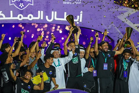 نائب وزير الرياضة توج أبطال نخبة المملكة لدوري المدارس لكرة القدم 2023