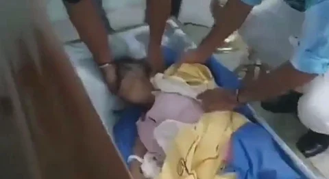 خلال جنازتها.. شاهد ما فعلته امرأة داخل نعشها وصدم الجميع