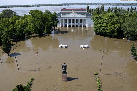قصر الثقافة في مدينة نوفا كاخوفكا الأوكرانية تحولت ساحته إلى بحيرة عملاقة