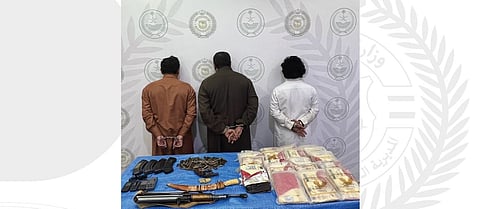 عسير.. مكافحة المخدرات تقبض على 3 مقيمين لترويجهم الحشيش المخدر
