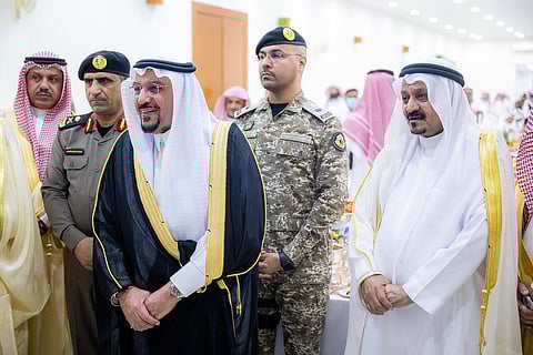 أمير القصيم يوجِّه بتسمية شارع وقاعة دراسية باسم رجل الأعمال الشيخ مسعد بن سمار تقديرًا لدوره الإنساني والمجتمعي