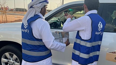 "بر الوديعة" توزع سقيا الماء والتمور على المسافرين عبر المنفذ الحدودي