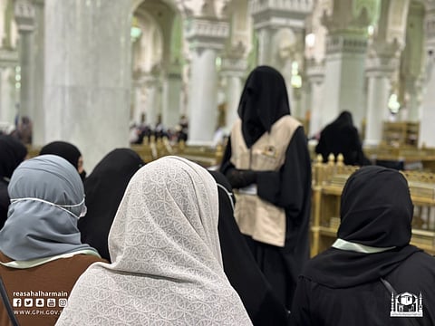 استقبال عدد من المسلمات الجديدات بتوسعة الملك فهد بالمسجد الحرام وتعريفهن بأبرز الخدمات