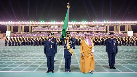 وزير الداخلية الأمير عبدالعزيز بن سعود خلال حفل تخريج طلبة كلية الملك فهد الأمنية
