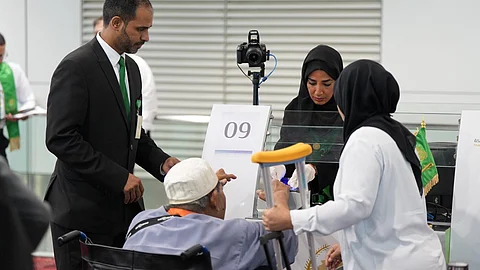 "الترميز".. خدمة تحفظ وتضمن وصول أمتعة حجاج كوت ديفوار لمقر إقامتهم
