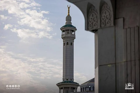 تركيب هلالين بمنارتي باب الملك عبدالعزيز وفق أفضل المواصفات العالمية