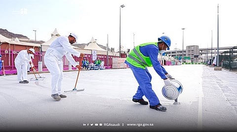 هيئة الطرق تبدأ تبريد طرق المشاعر المقدسة.. بواسطة مواد محلية الصنع