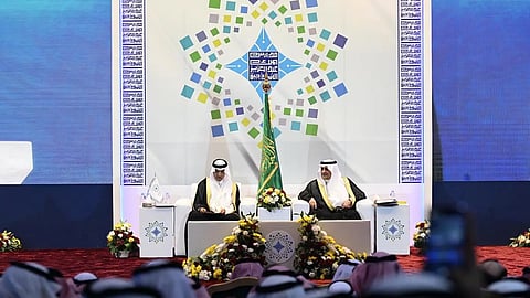 الأمير فهد بن سلطان خلال حفل تخريج مدارس الملك عبدالعزيز النموذجية