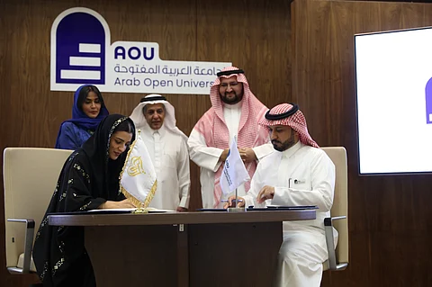 بحضور الأمير عبدالعزيز بن طلال.. الجامعة العربية المفتوحة ومؤسسة أحياها تدشنان صندوق دعم حراس الأمن
