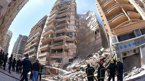 انشطار نصفي طولي.. فيديو اللحظات الأولى لانهيار عقار بمصر