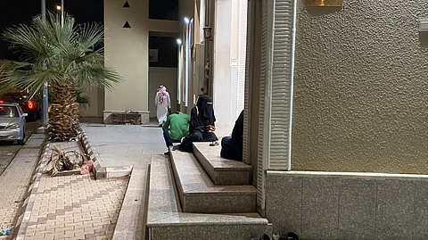 "سبق" ترصد عودة المجهولات للتسوّل على أبواب المساجد بعفيف